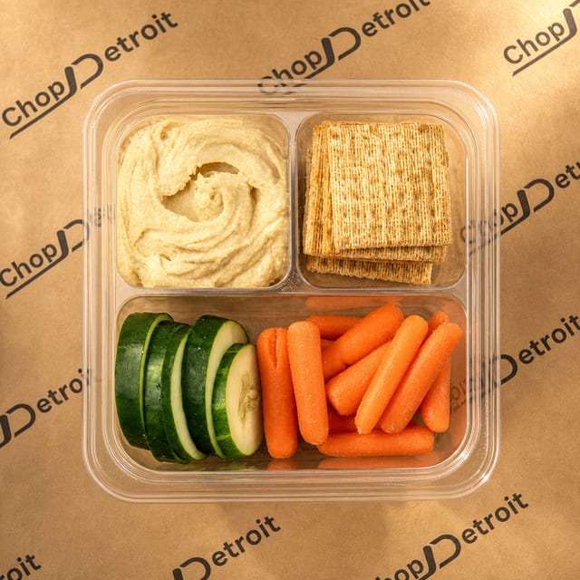 Hummus, Crackers & Veggies.